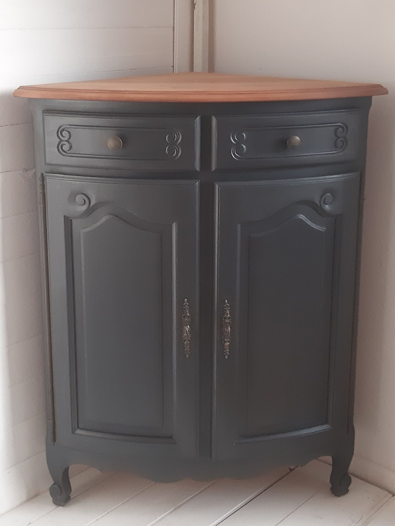 Buffet d'angle, encoignure style Louis XV