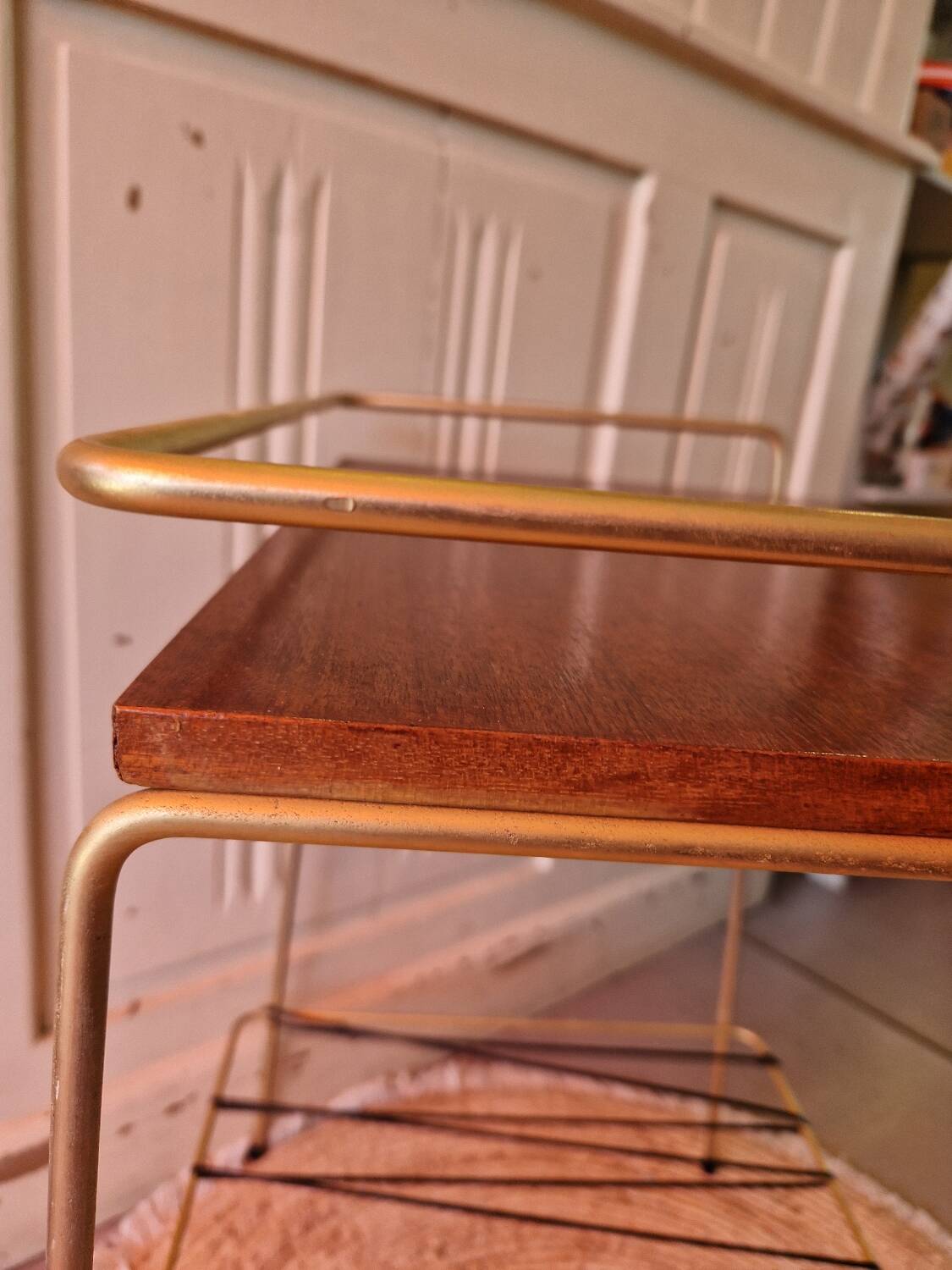 Side table in gold metal and scoubidou
