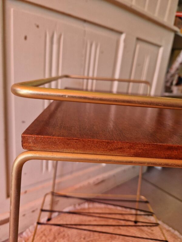 Table d'appoint en metal doré et scoubidou