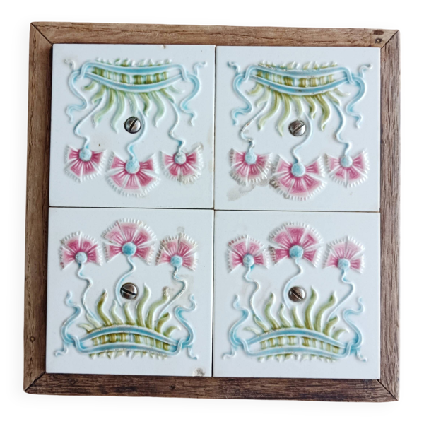 Ancien dessous de plat en faïence et bois