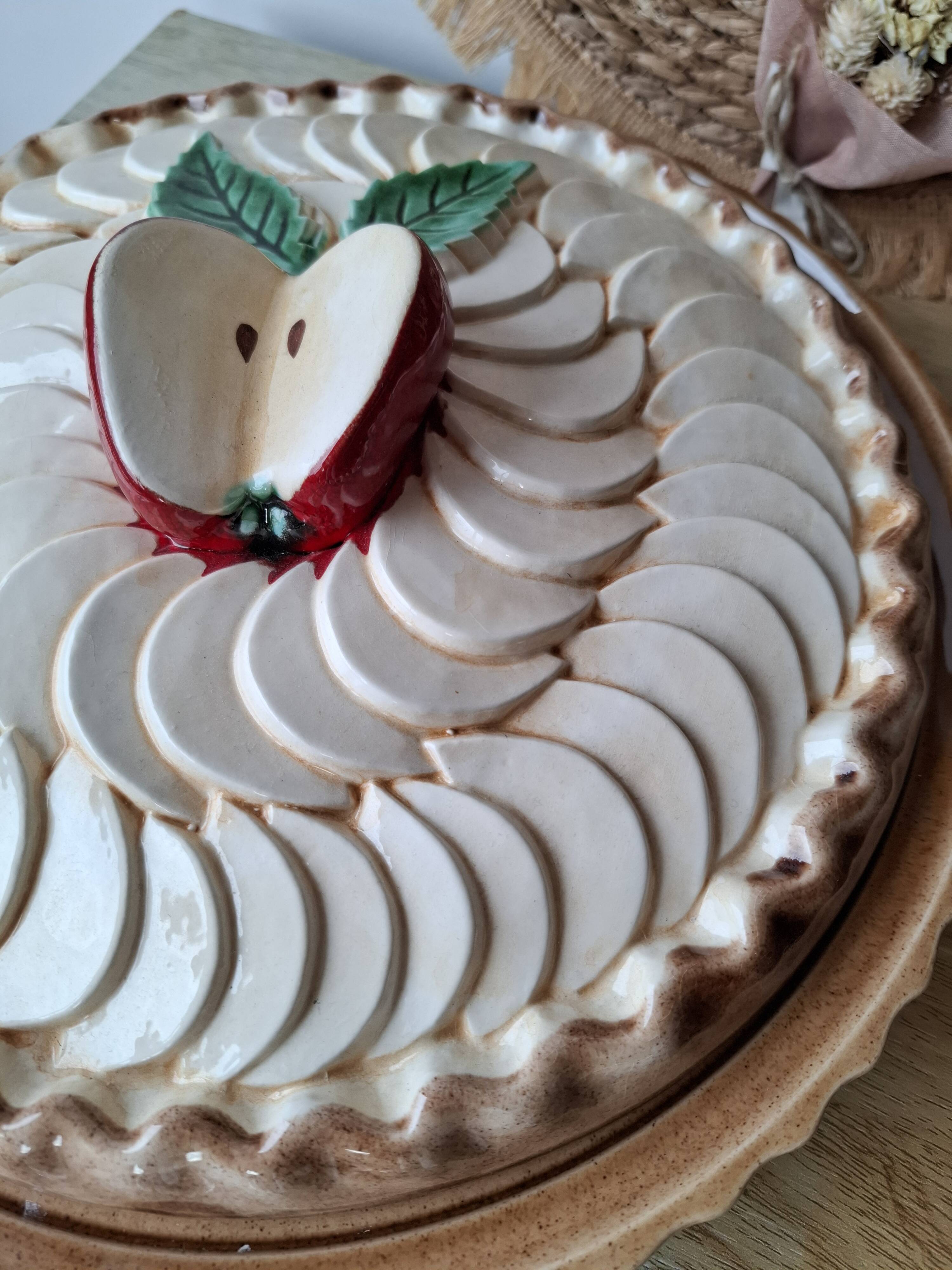 Pie dish in slipware - Apple patterns