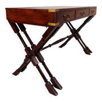 Bureau d'écriture militaire anglo-indien vintage à tréteaux avec incrustations de laiton
