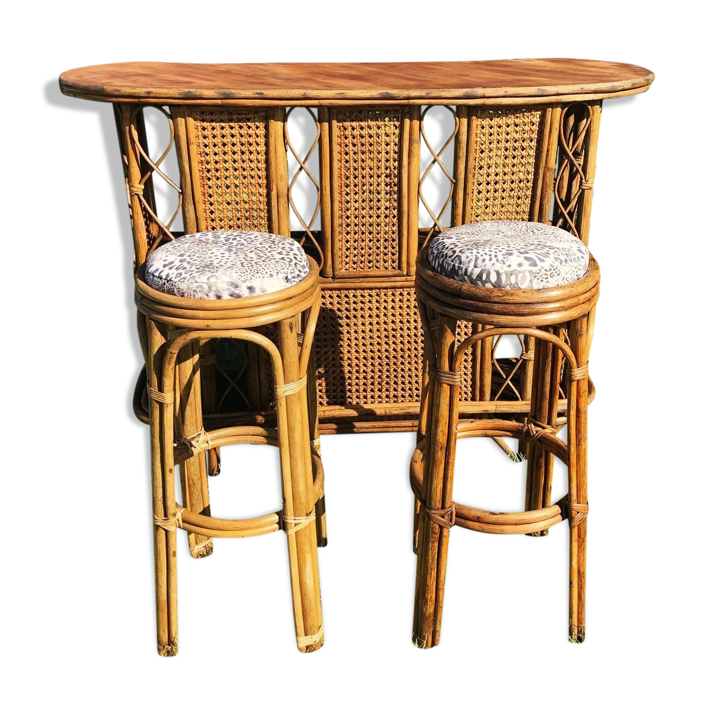Rattan and cannage bar and 2 stools