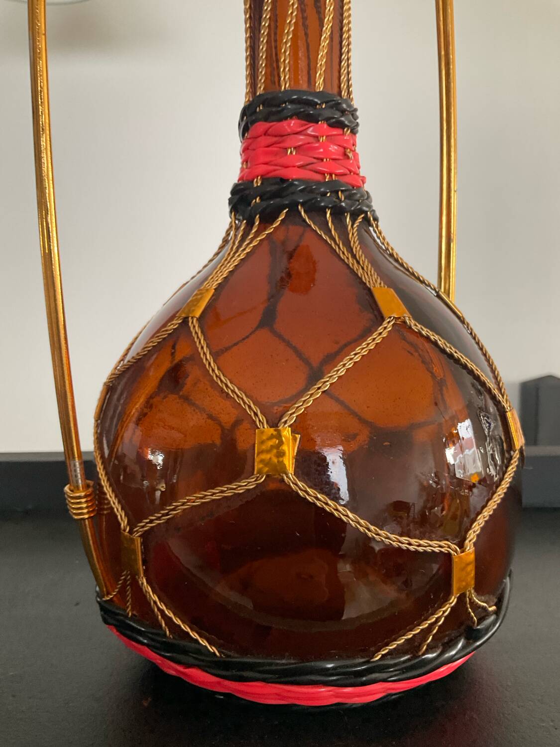 Carafe vintage en verre ambré,laiton et scoubidou