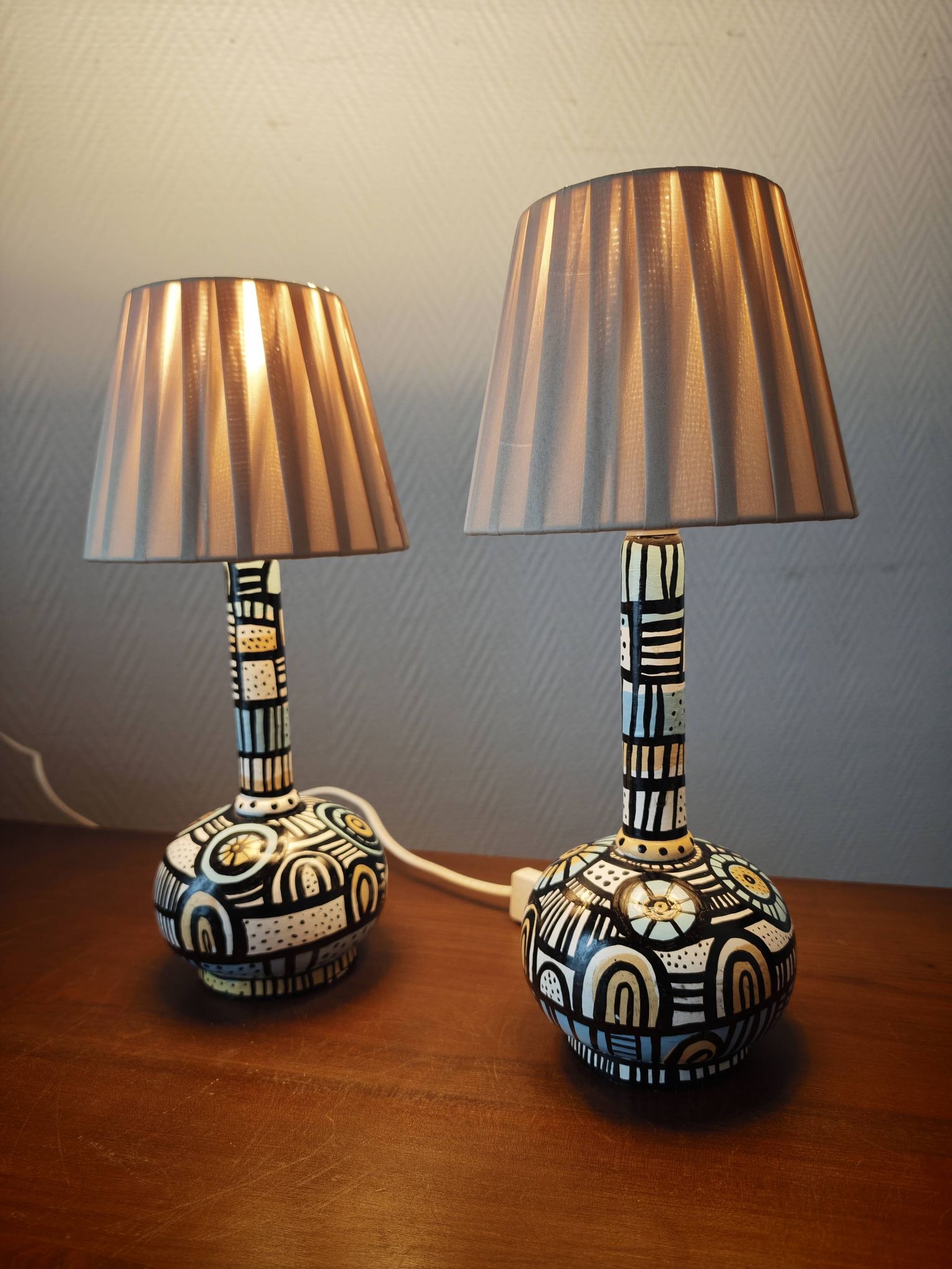 Paire de lampes espagnoles en bois peint