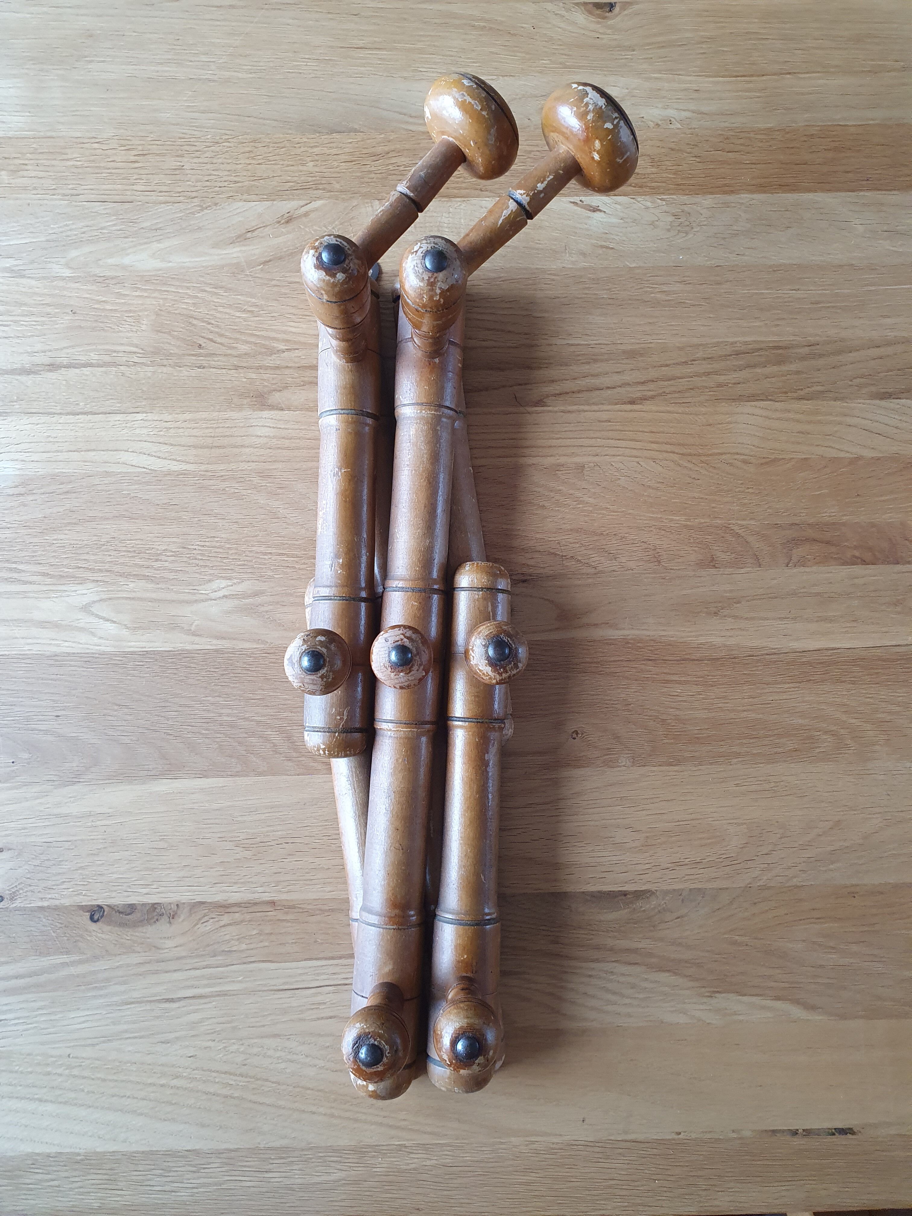 Extendable coat holder