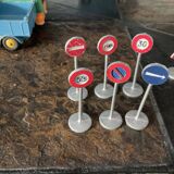 Set of 12 panels and a station, toy dinky toys