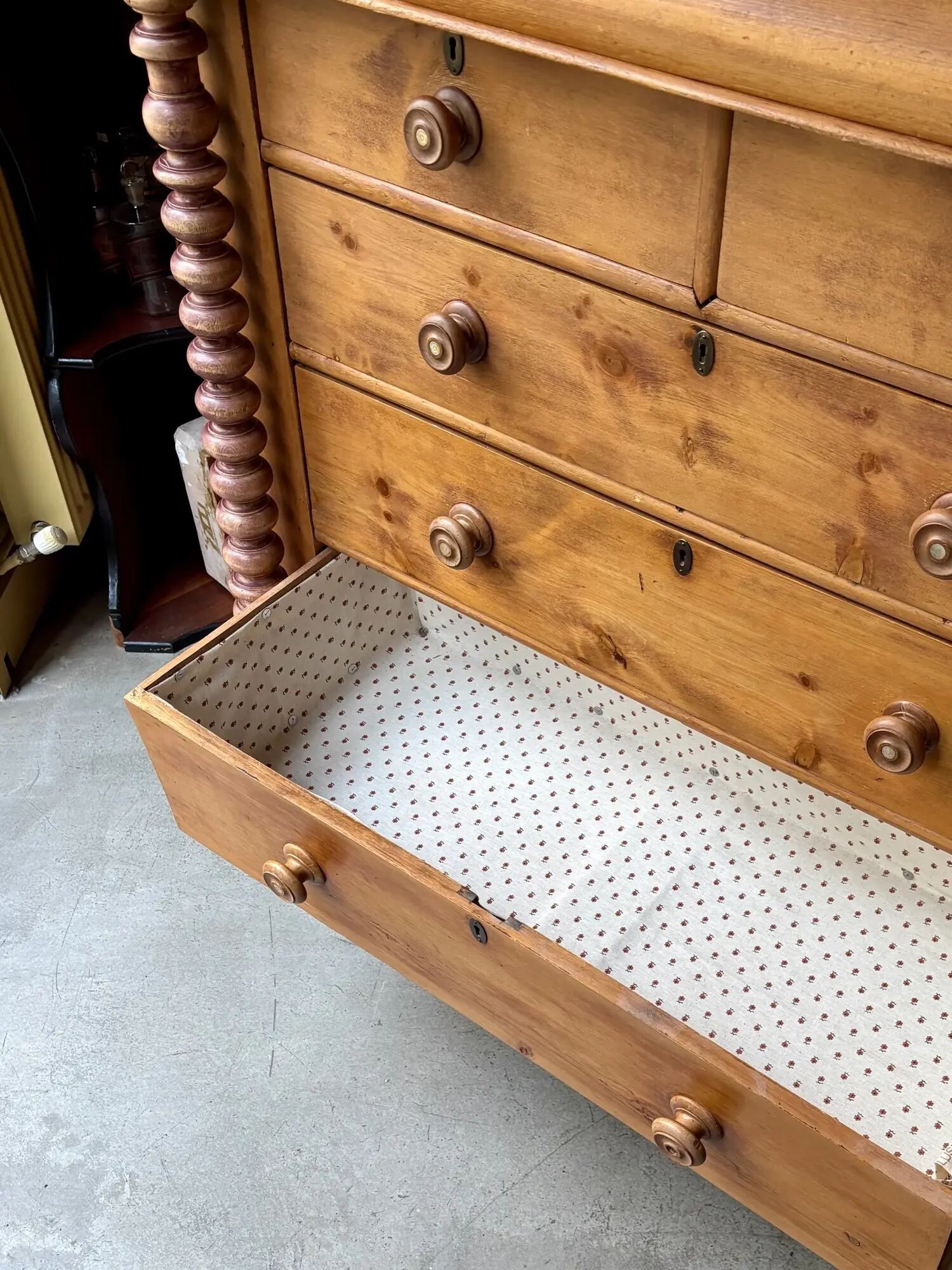 Support furniture, 6-drawer chest in turned pitch pine.