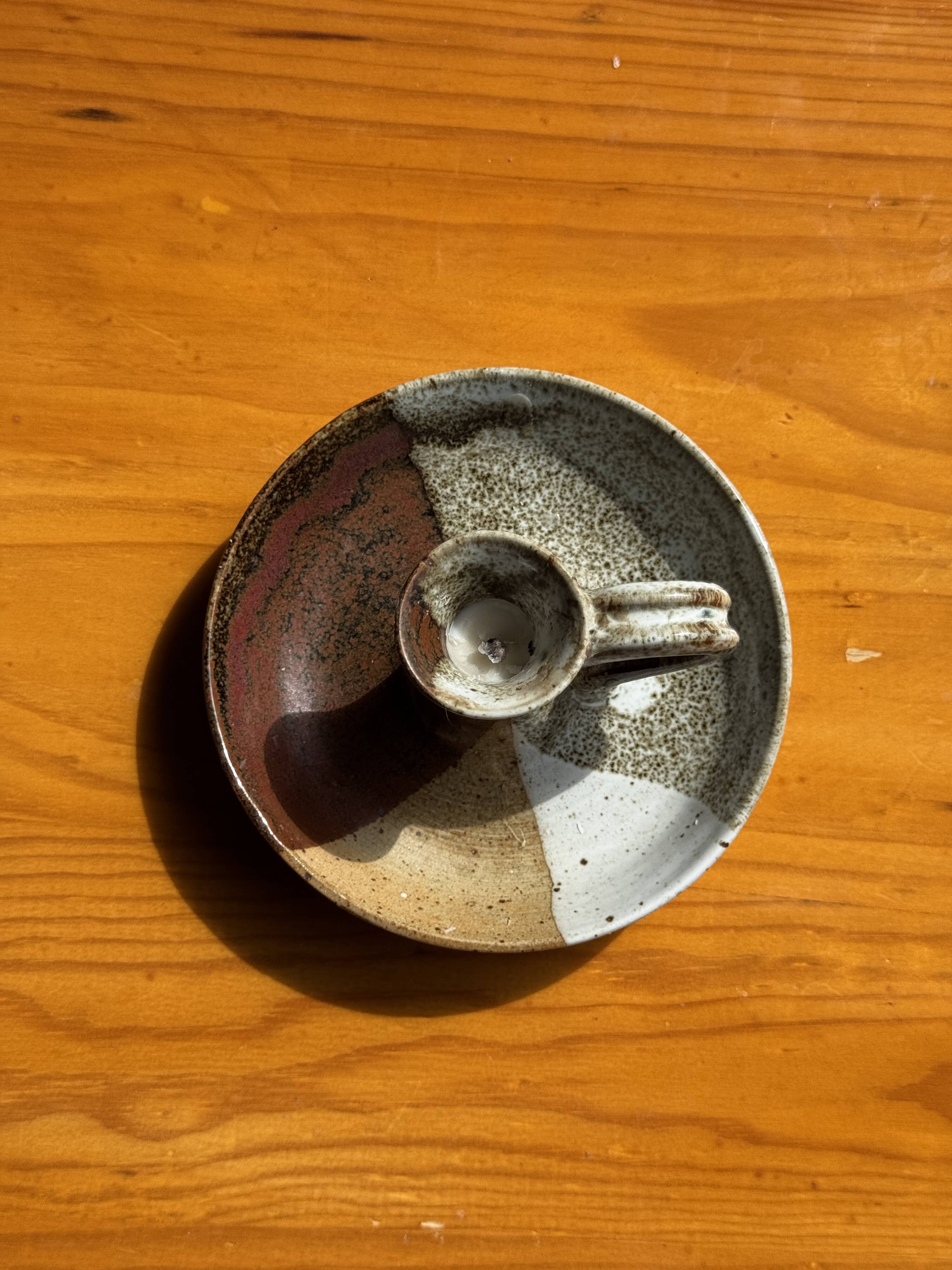 Small hand-held candle holder in two-tone brown and gray stoneware H6.5