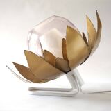 Lampe applique fleur dorée et flute satinée