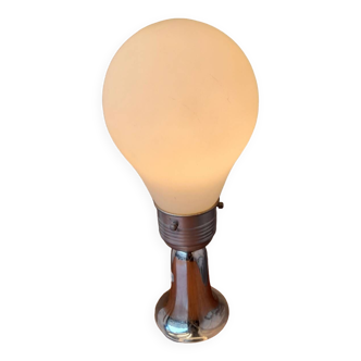 Lampe globe en opaline blanche et pied chromé