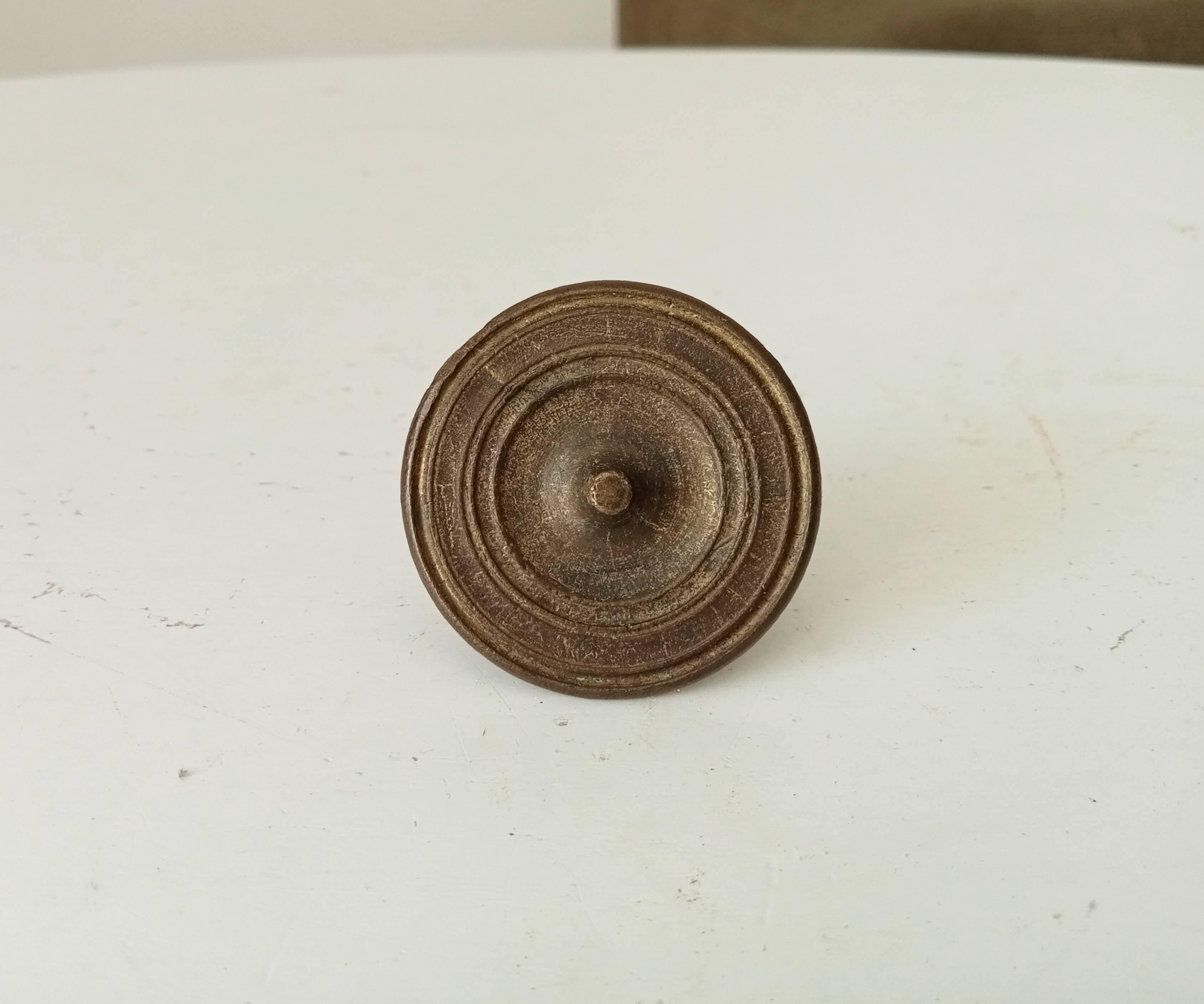 Paire de boutons de meuble ancien en bronze Empire XIXeme