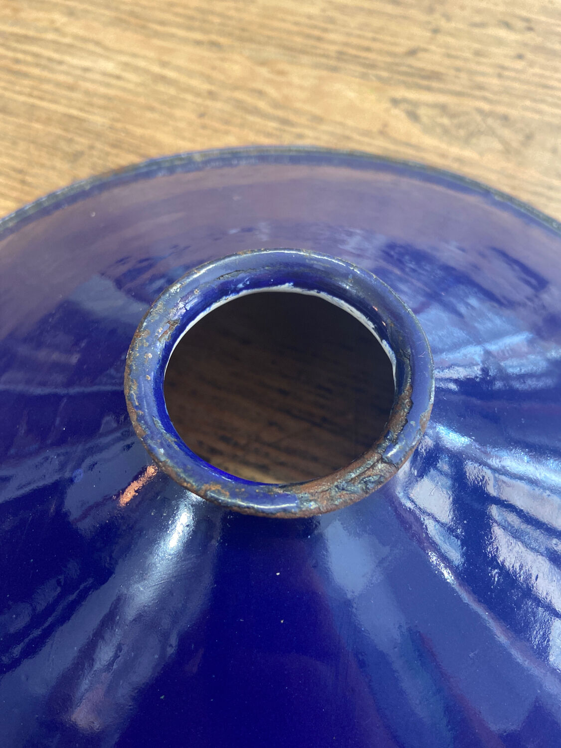 Metal suspension in blue enamel