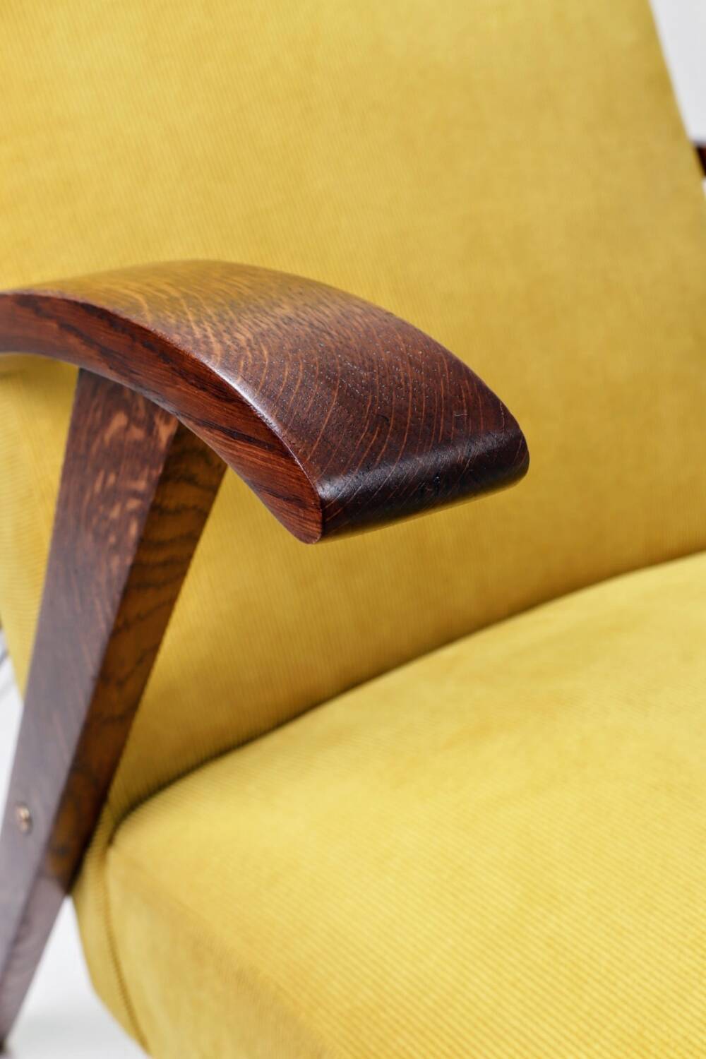Fauteuil scandinave velours côtelé jaune citron chêne 1960