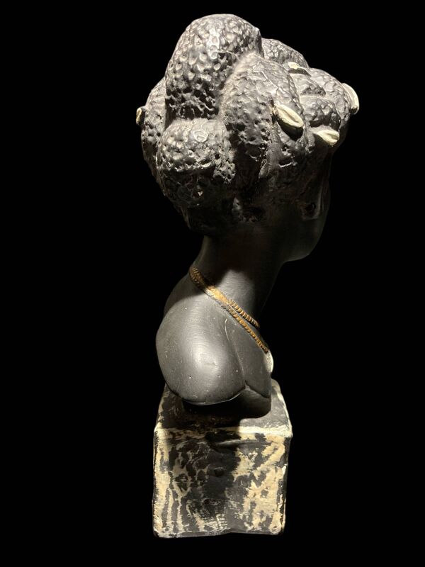 Sculpture d'une femme noire en plâtre