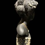 Sculpture d'une femme noire en plâtre