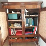 Armoire ancienne avec portes en loupe d'orme