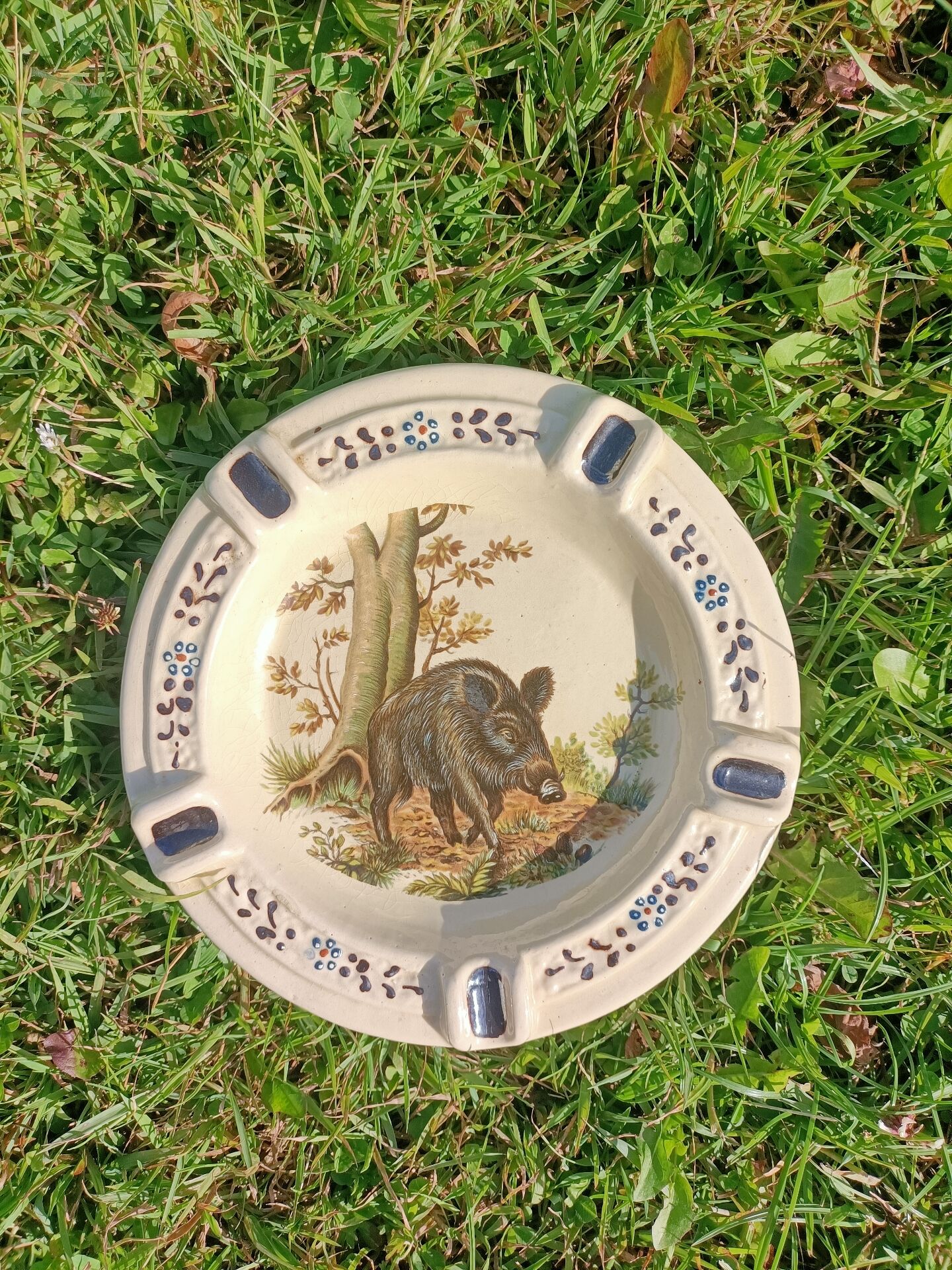 Large Ashtray Boar Hunting
