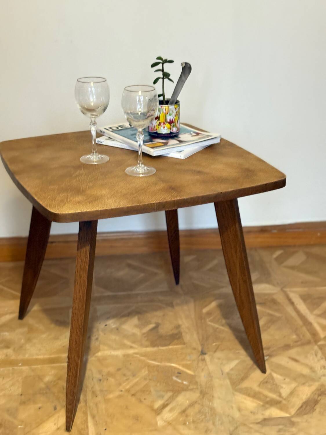 Coffee table with tapered legs