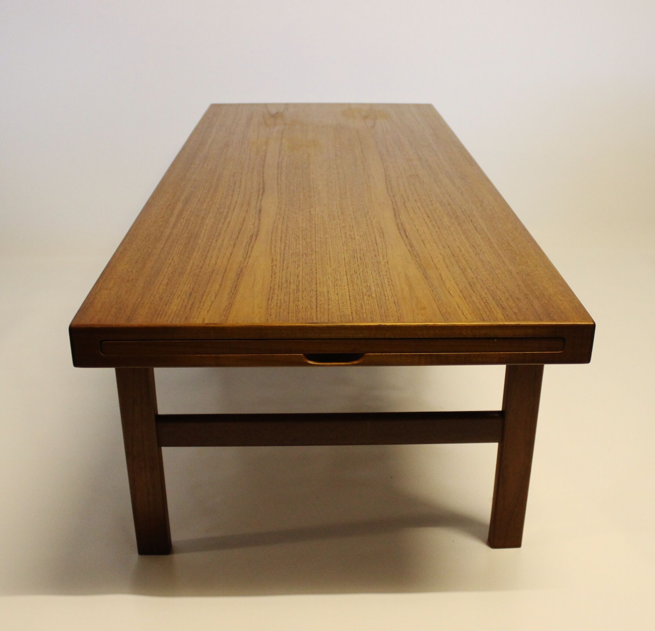 Table basse en teck avec feuille d'extension noire, design danois, années 1960.