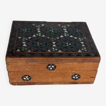 Petite boîte à bijoux en marqueterie de bois