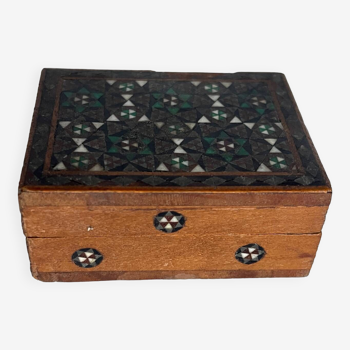 Small jewelry box in wood marquetry