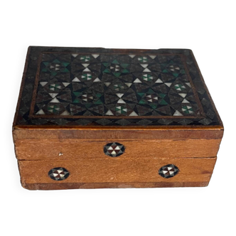 Petite boîte à bijoux en marqueterie de bois