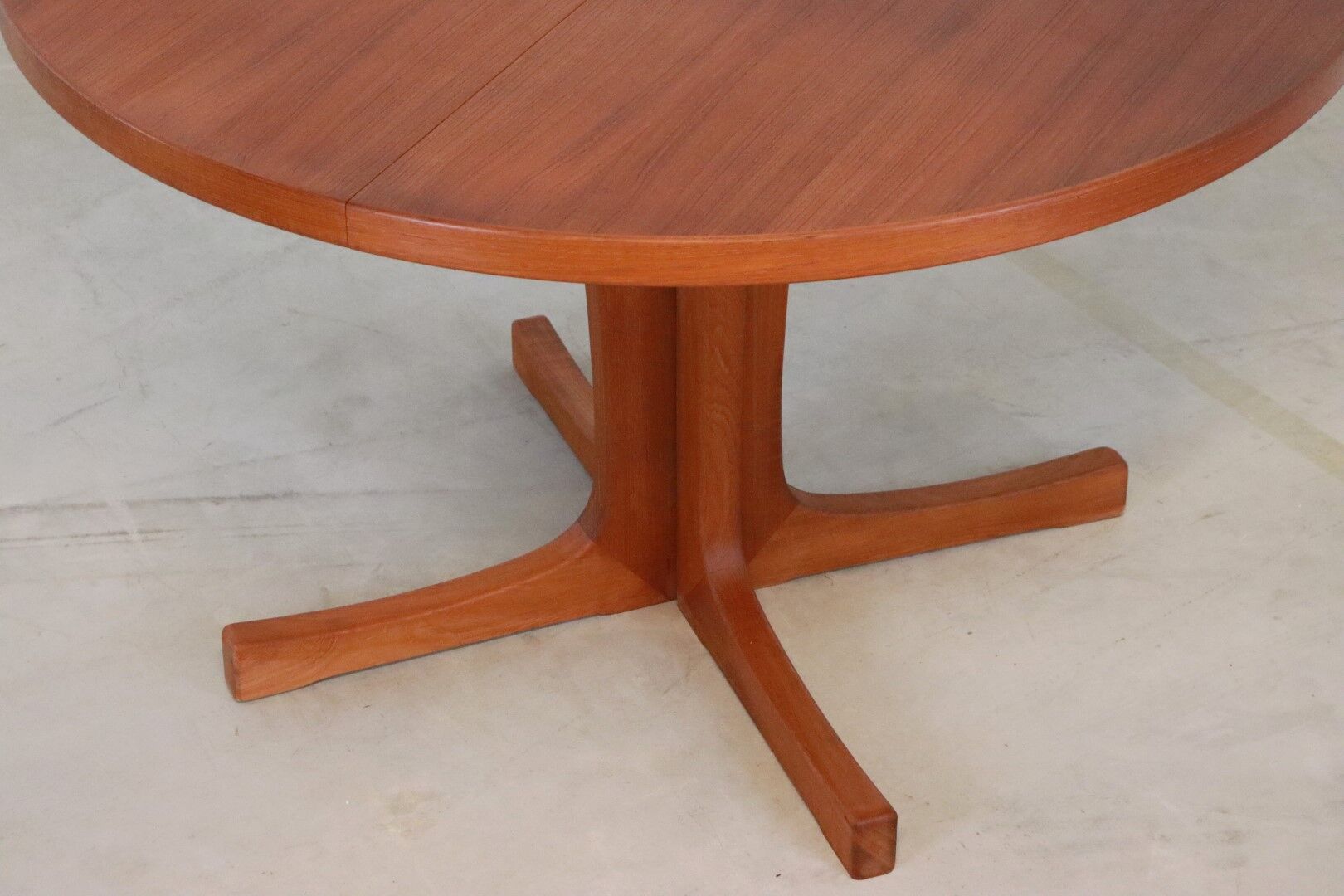 Danish design round dining table 2x extendable 'mejls'