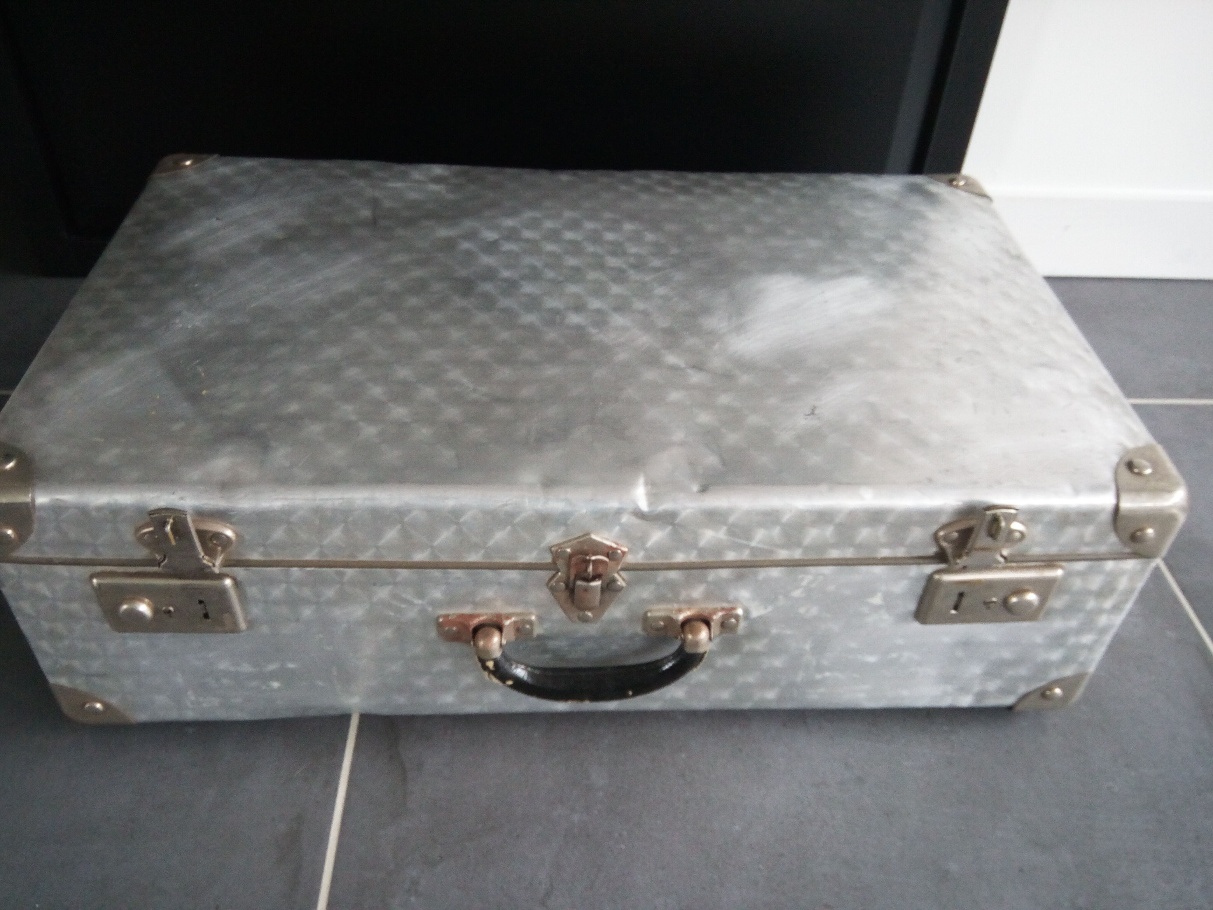 60' vintage vintage undue metal travel case