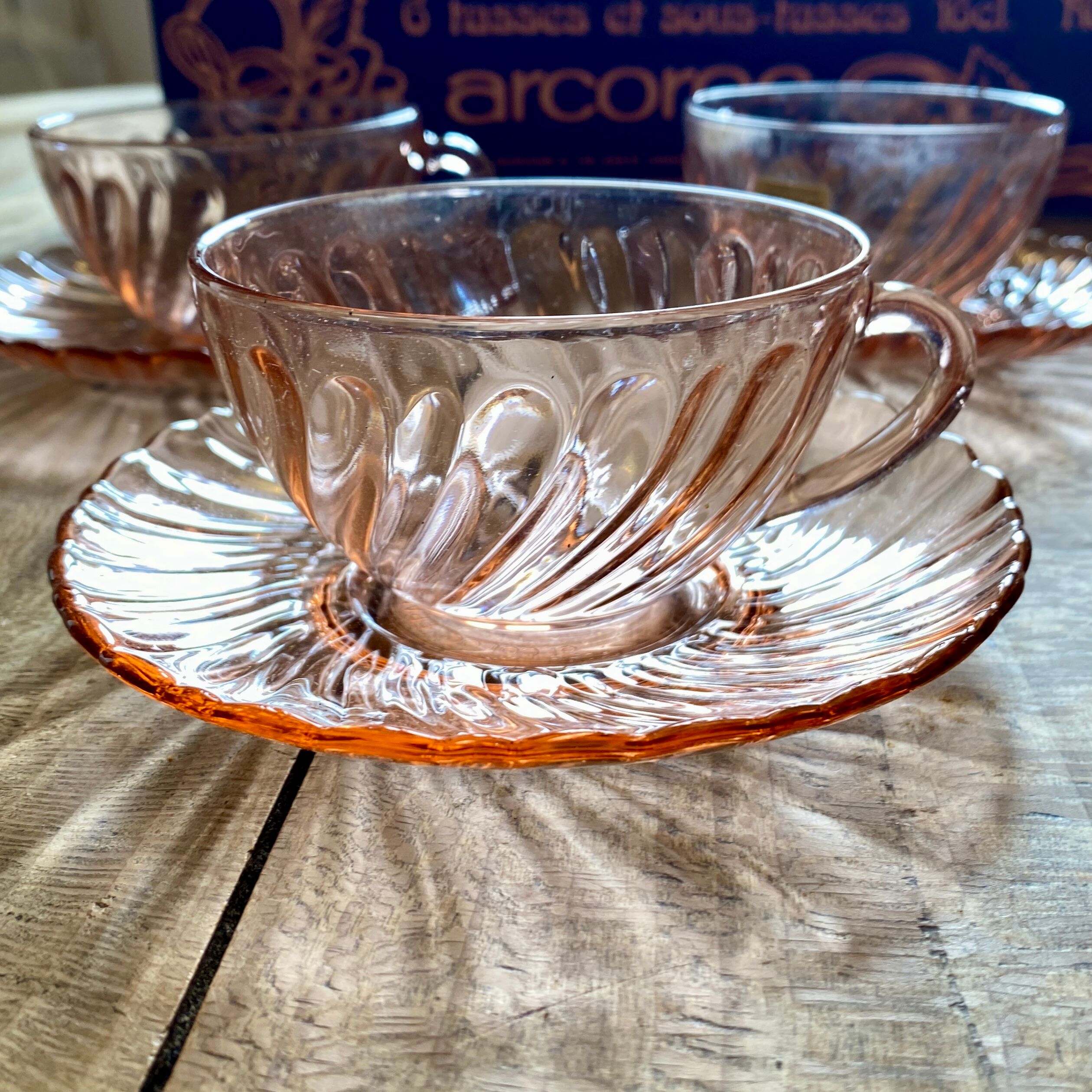 Set of 6 cups and vintage saucer in rosaline from Arcoroc