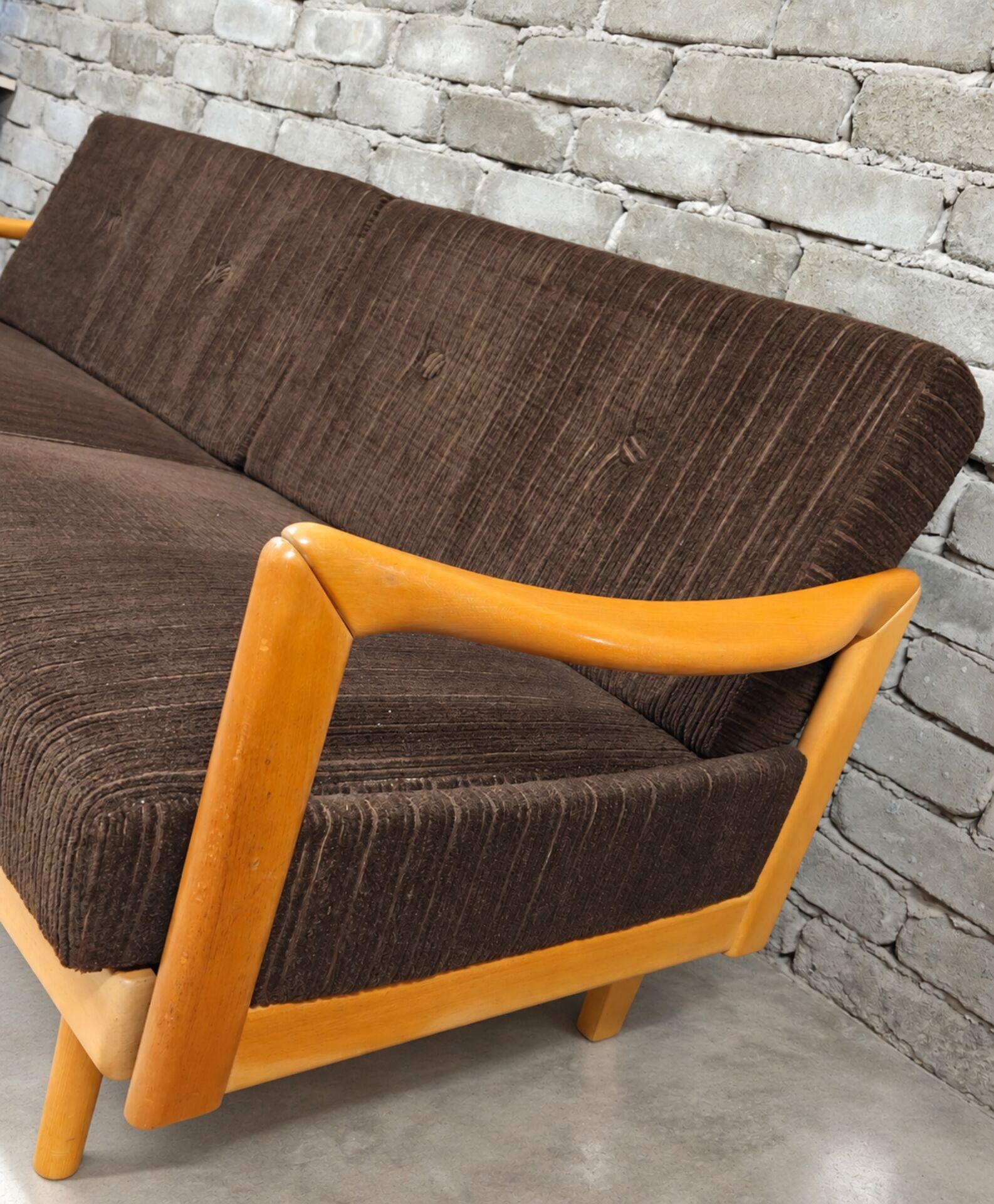 1960s light wood and brown ribbed fabric convertible daybed canapé