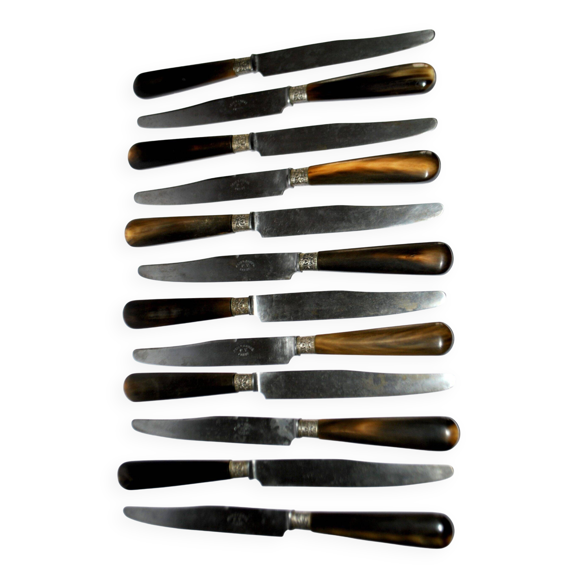 Set of 12 antique table knives from 1900 with horn handles and forged steel blades, Paris, 24.5 cm long.