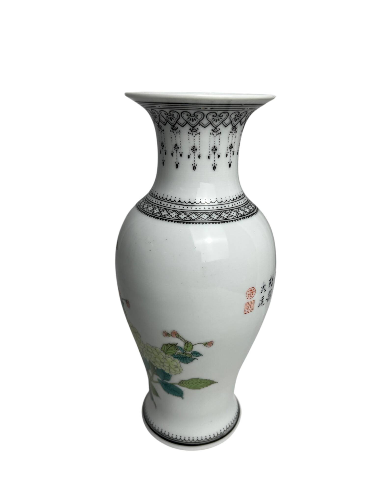 China, small porcelain vase from Jingdezhen with volatile decoration, 20th century.