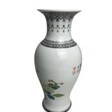 China, small porcelain vase from Jingdezhen with volatile decoration, 20th century.
