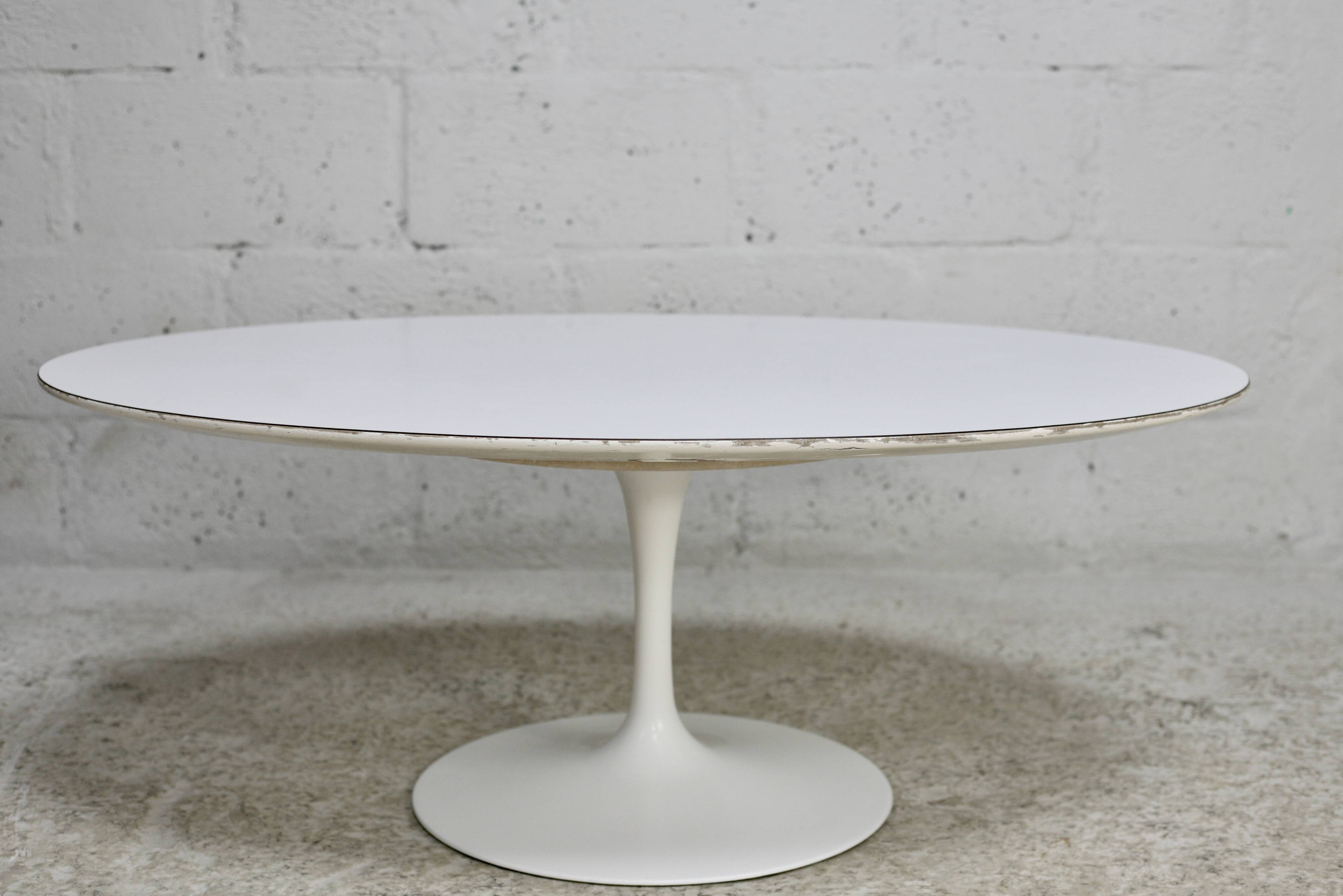 Knoll coffee table, Eero Saarinen, "tulip" model, white melamine wood. Signed, USA, circa 1960