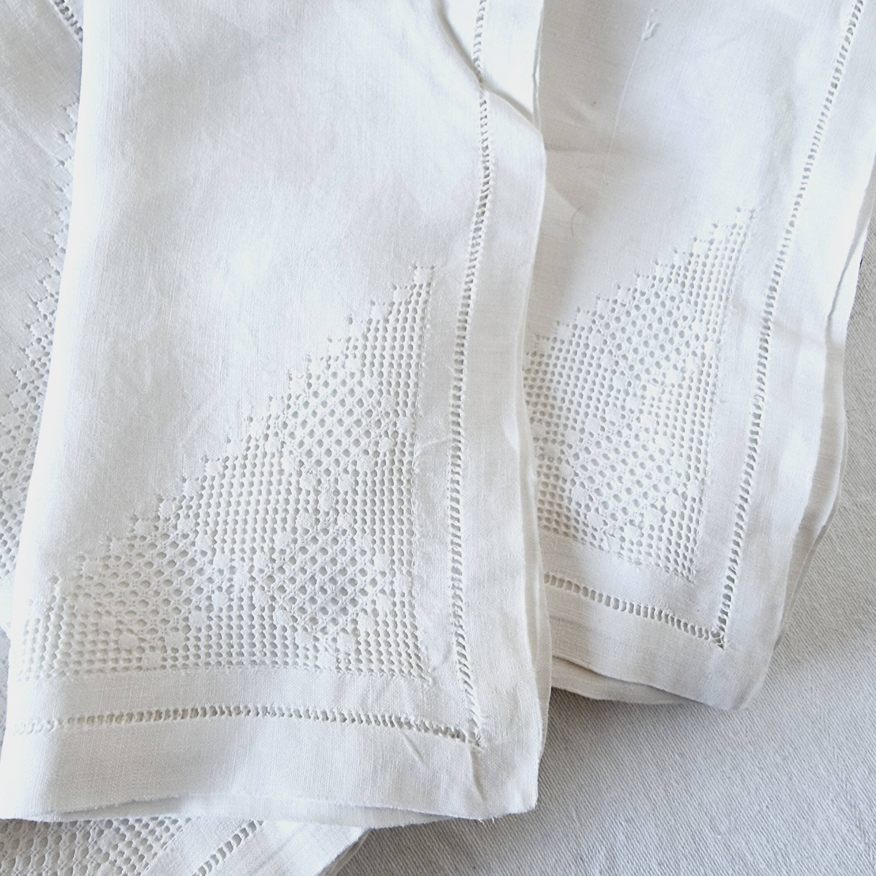 6 linen napkins with perforated lace for breakfast or lunch