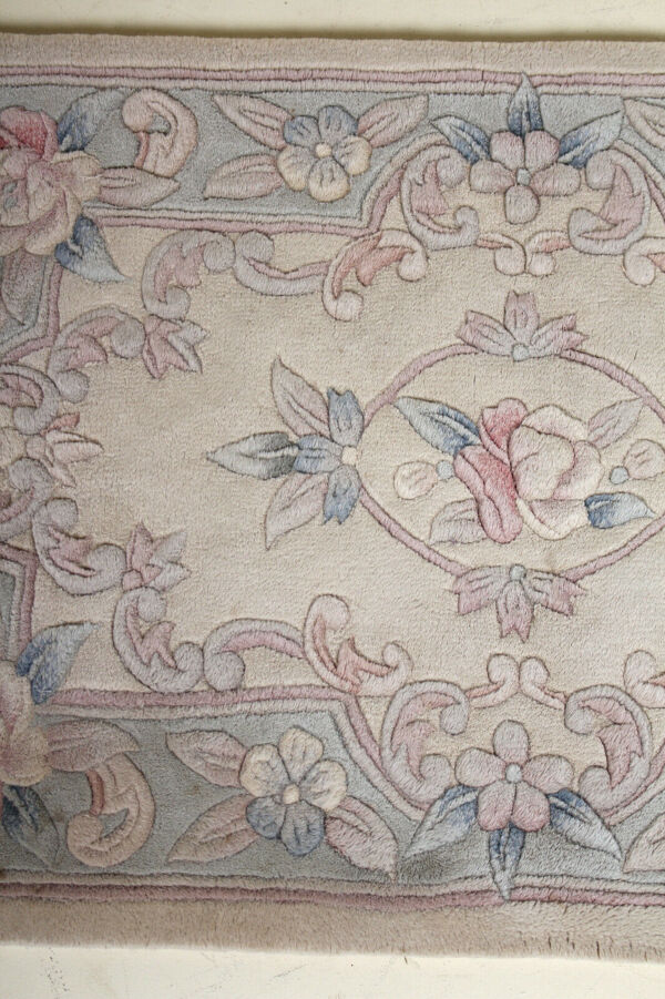 Tapis chinois à franges avec motif floral sur fond beige 118x61cm