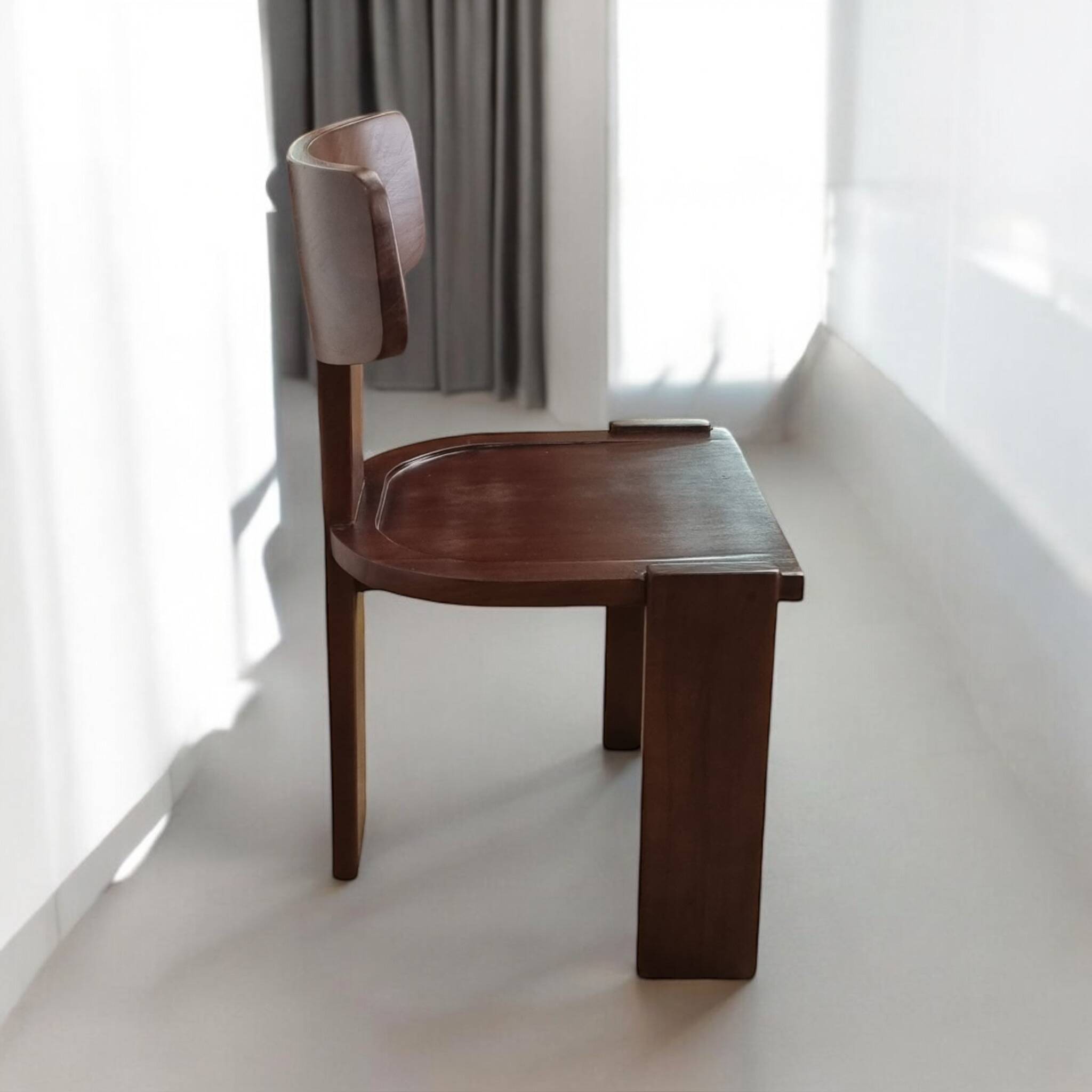 Chaise bistrot brutaliste