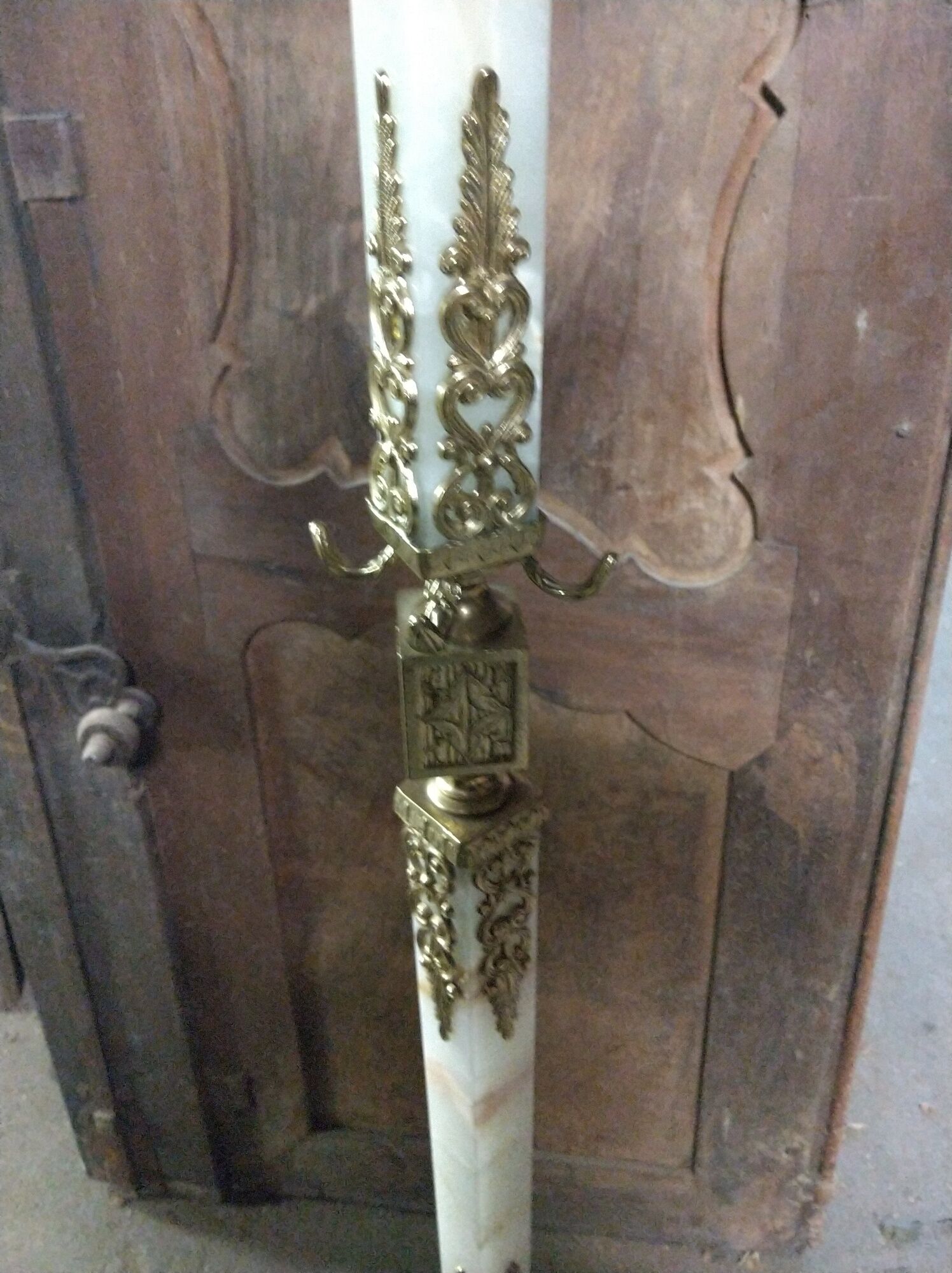 Coat holder on onyx and gold metal foot