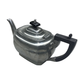 English teapot in silver metal