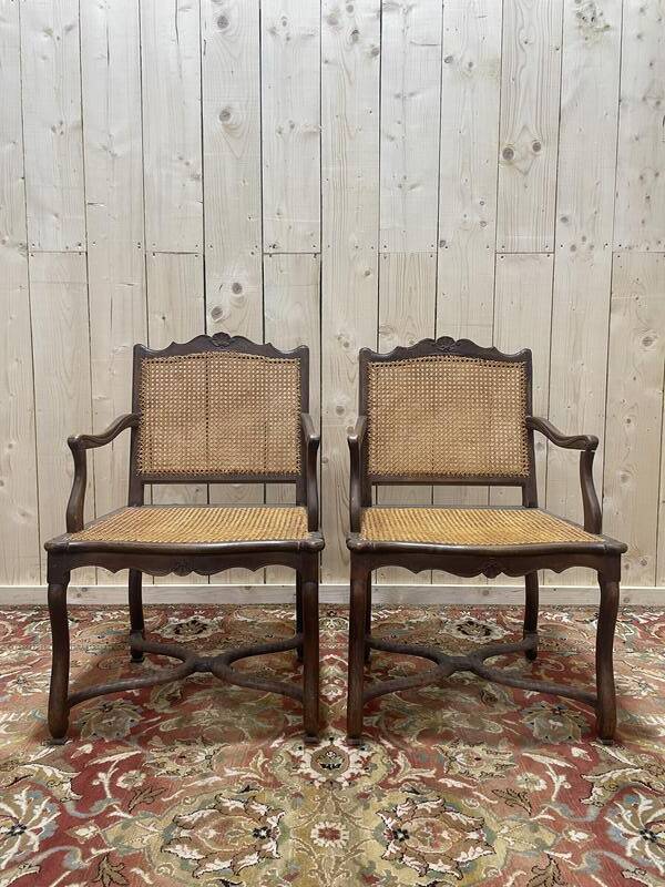 Paire de fauteuils de style Louis XIII os de mouton en cannage.