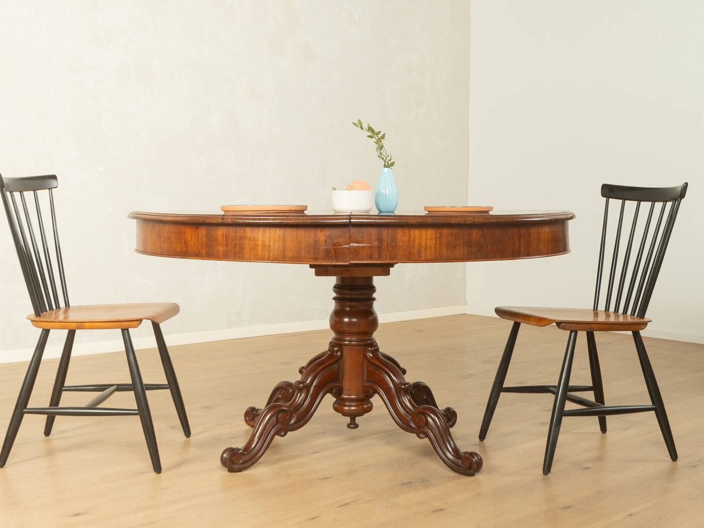 Antique extendable table before 1900