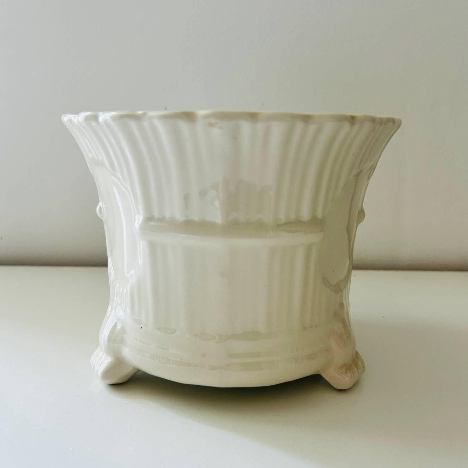Tripod basket cache pot
