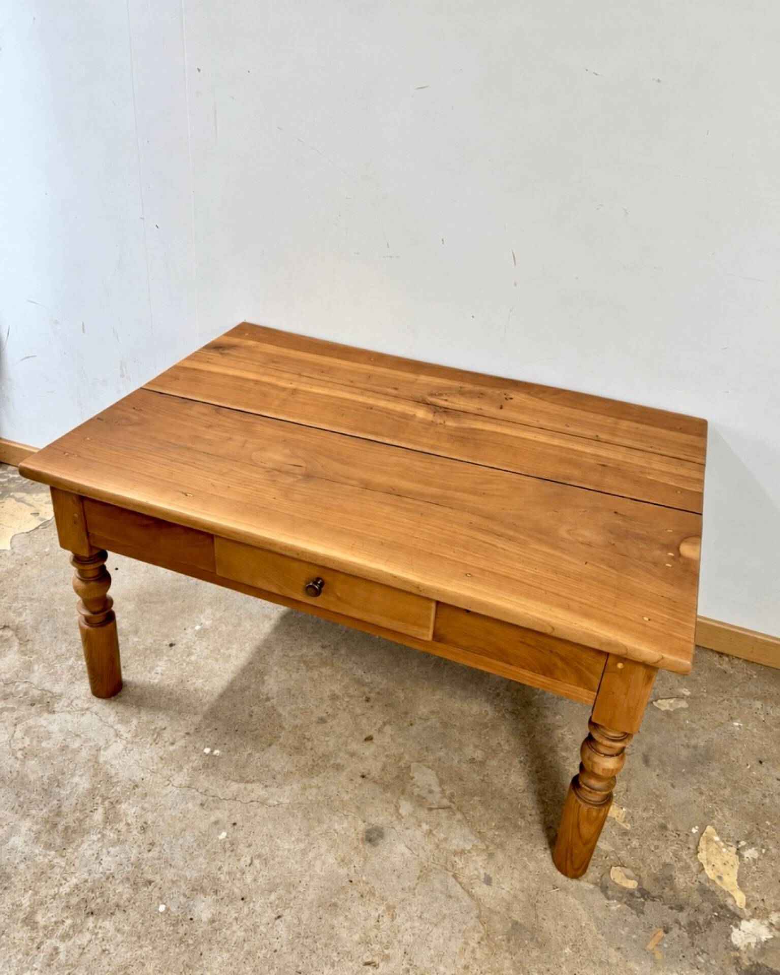 Antique coffee table in solid elm with turned legs.