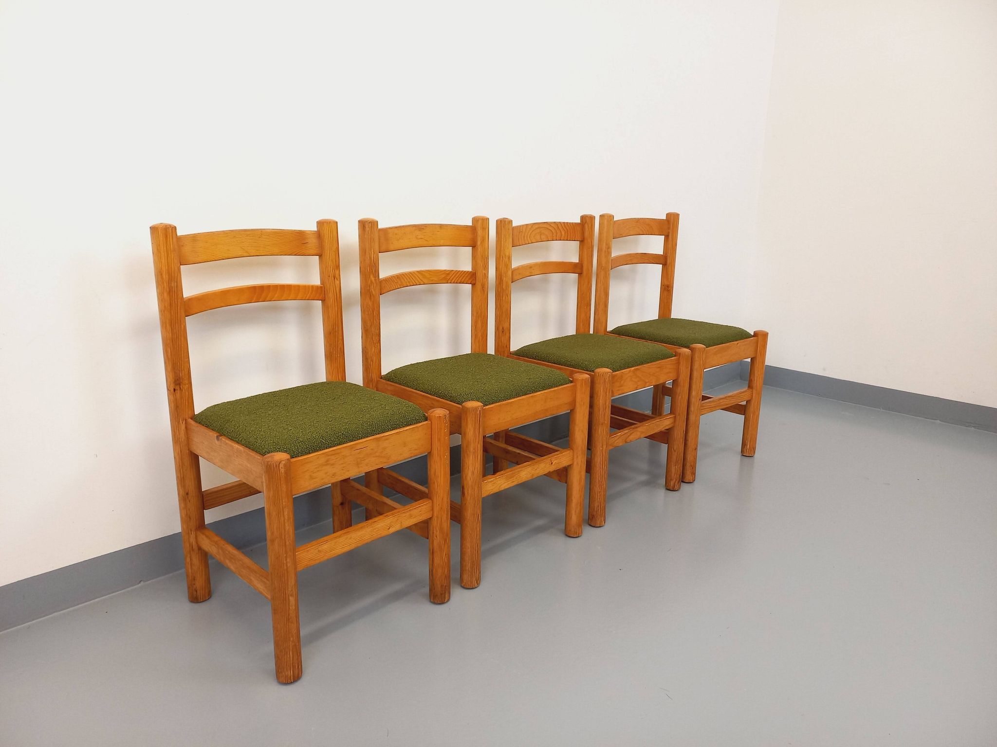 Set of 4 vintage chairs in pine and khaki green bouclette fabric from the 70s