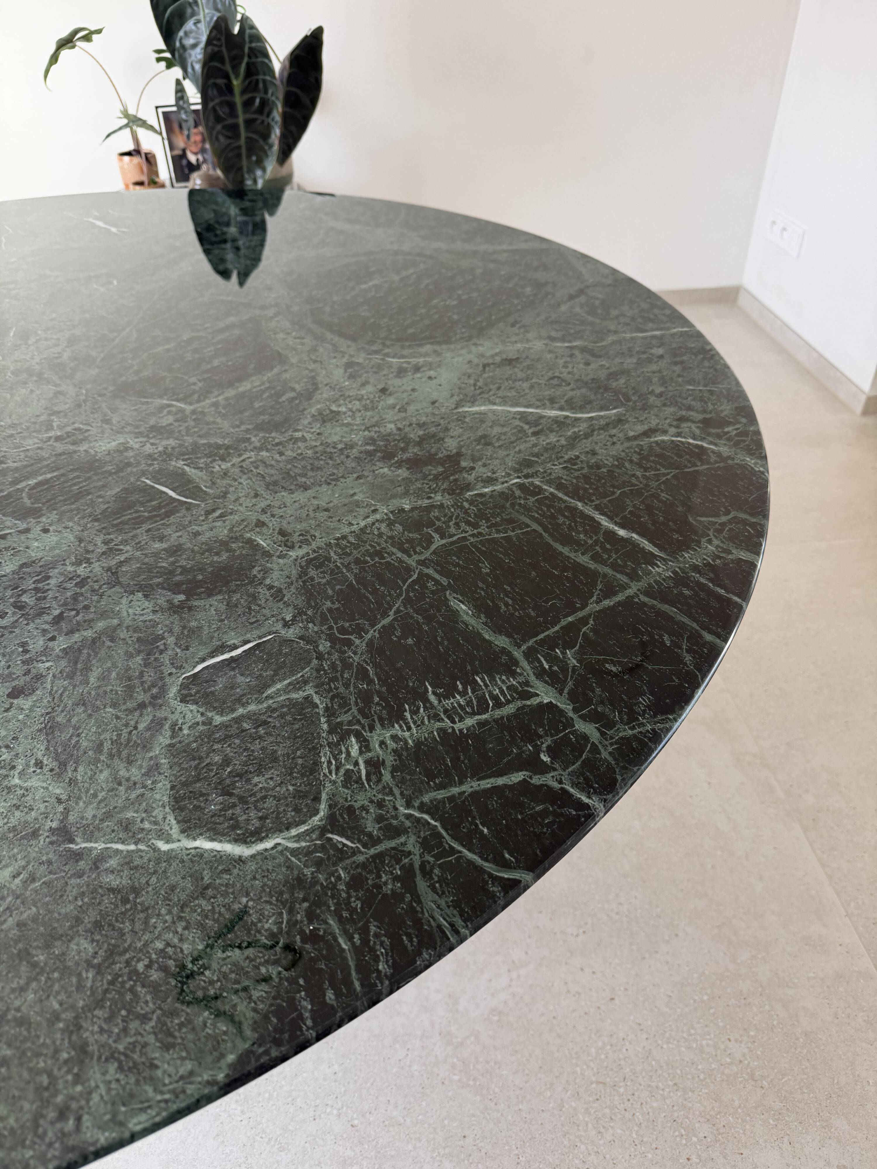 Original Knoll tulip dining table (137cm) glossy alpine green in new condition!!
