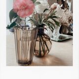 Vase en verre fumé strié