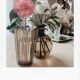 Vase en verre fumé strié
