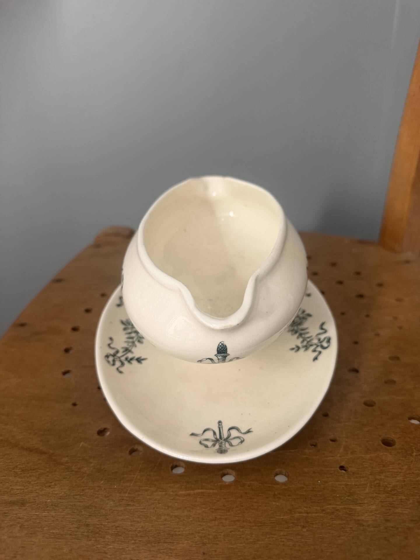 Antique sauce boat in Longchamp faience with its underplate – glazed decoration.