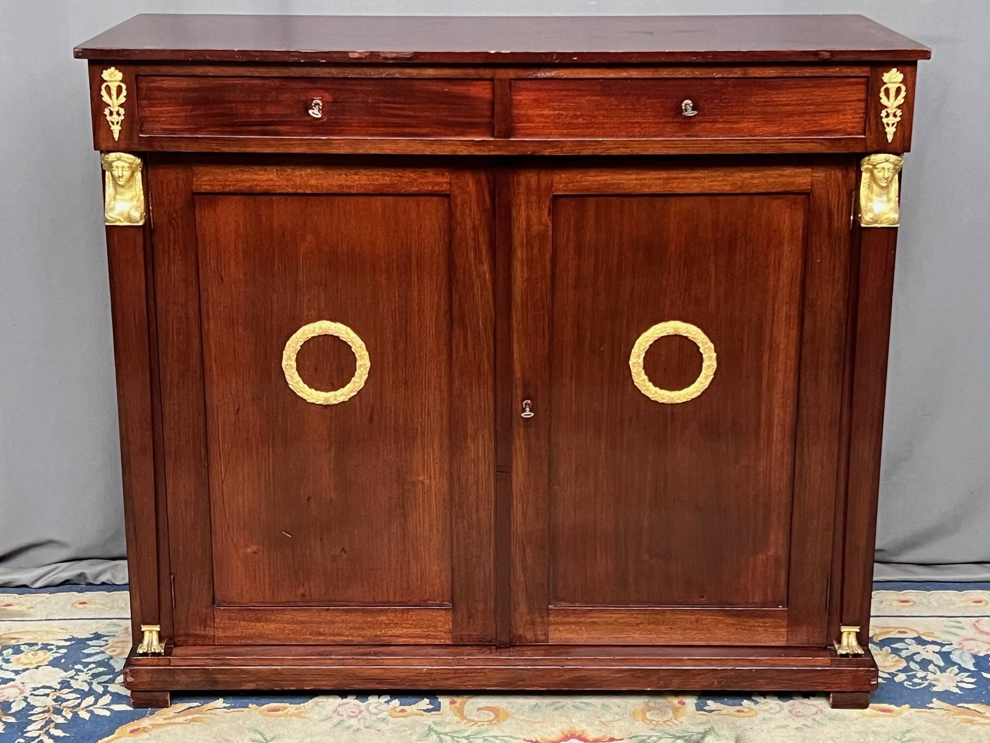Commode de style Empire.
